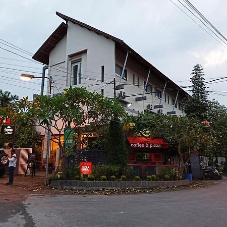 Hotel Roemah 28 Syariah Medan Esterno foto