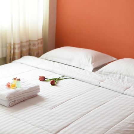 Hotel Roemah 28 Syariah Medan Esterno foto