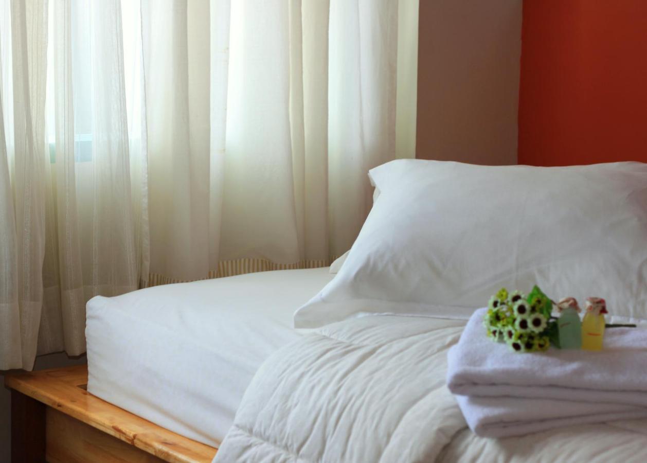 Hotel Roemah 28 Syariah Medan Esterno foto